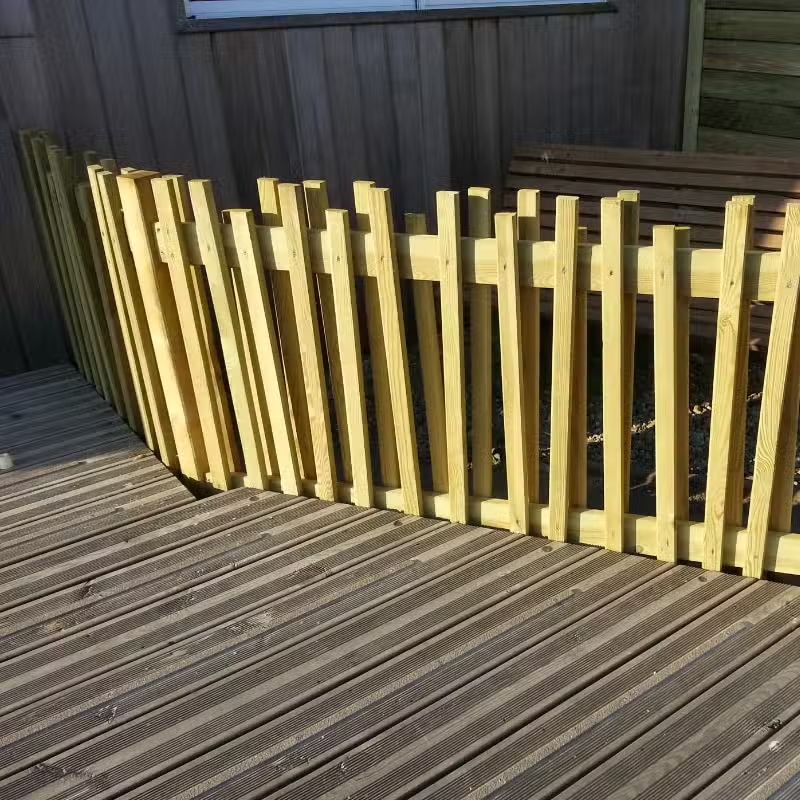 Clôture en bois sur terrasse ensoleillée.