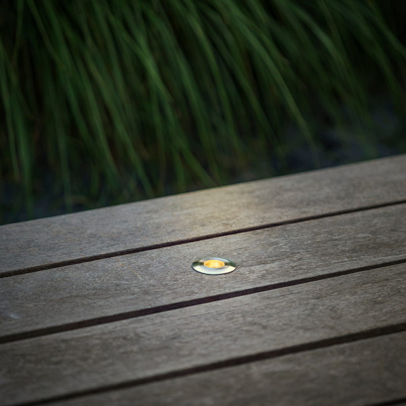Lumière encastrée dans une terrasse en bois.