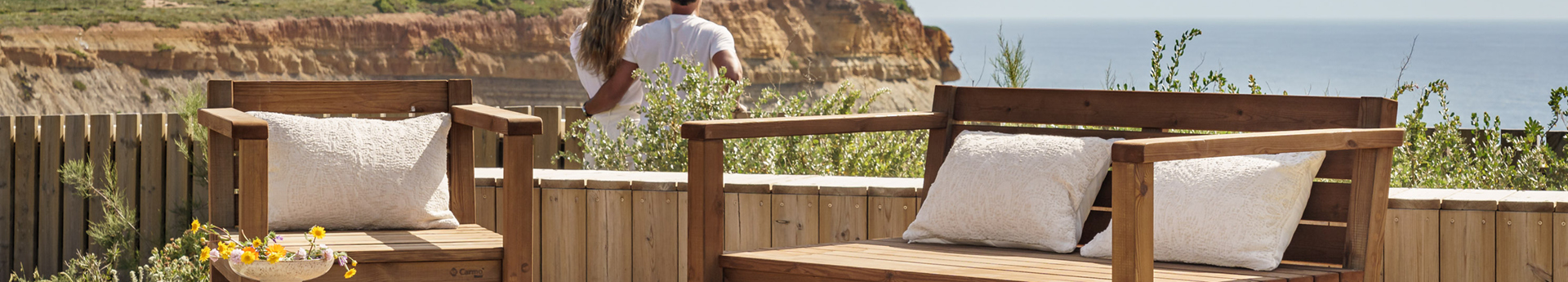 Bancs en bois avec vue sur la falaise.