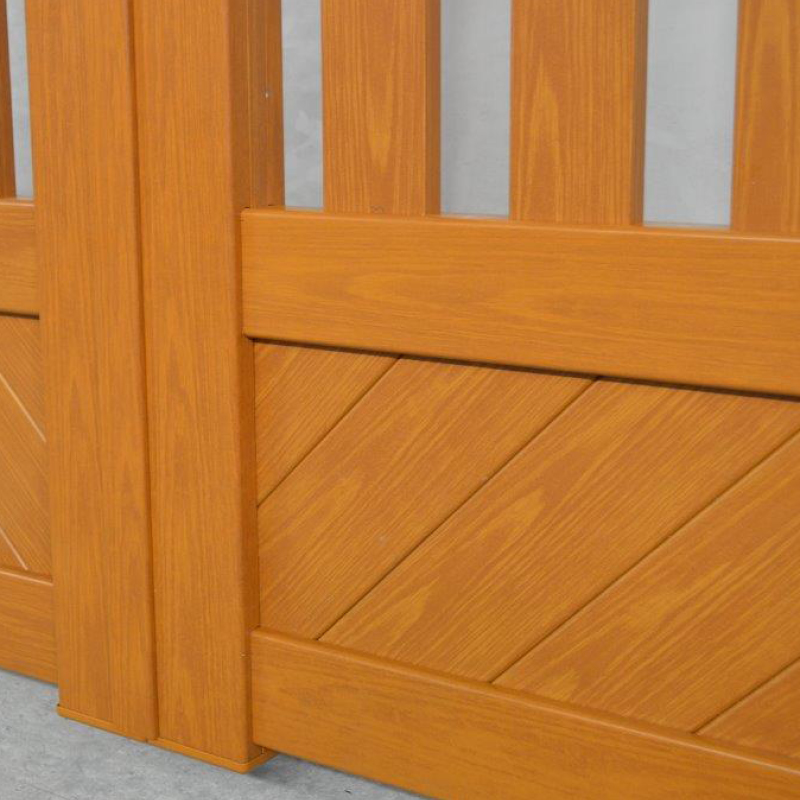 Clôture en bois orange avec motifs diagonaux.