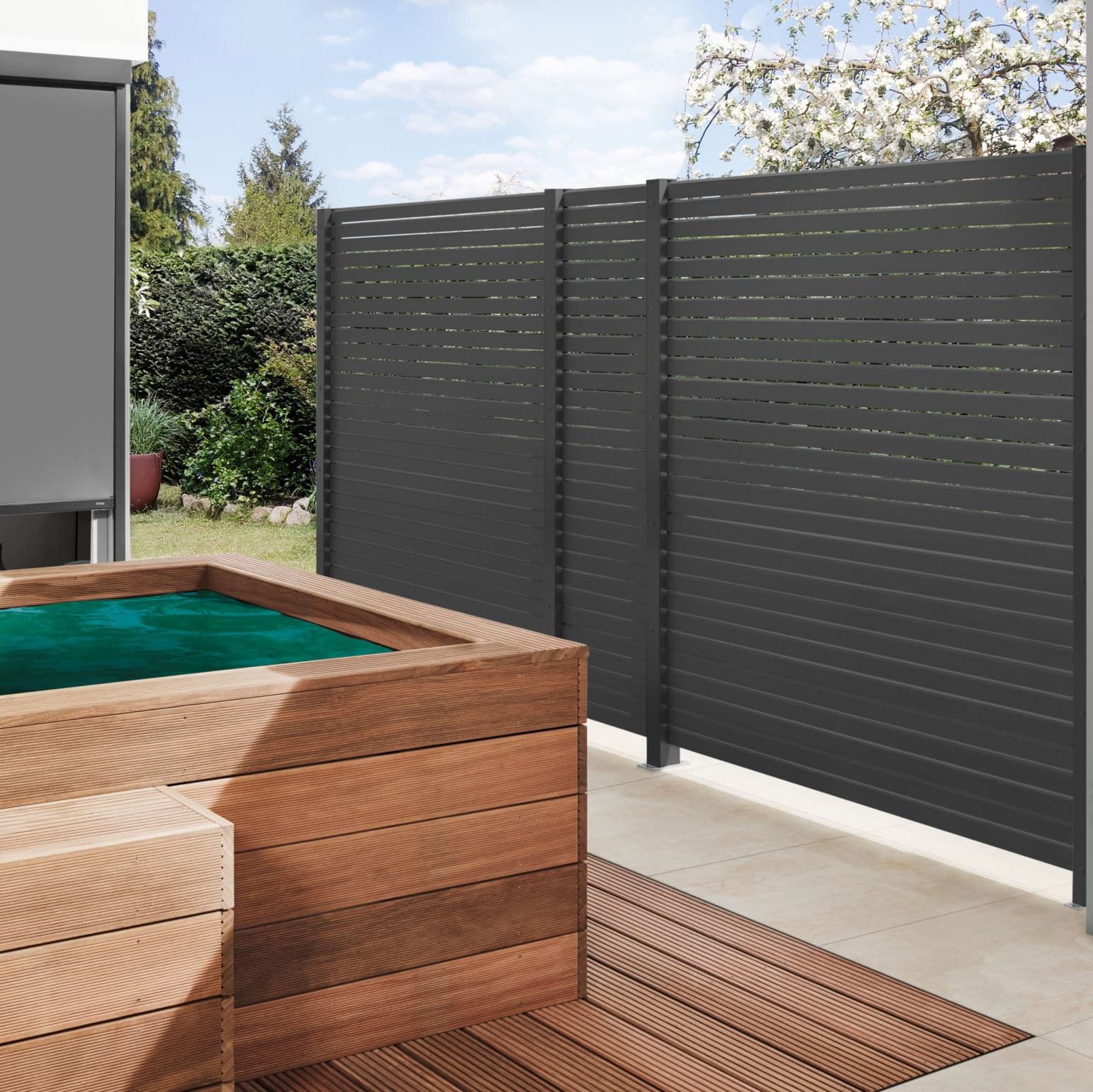 Clôture moderne et spa en bois au jardin.