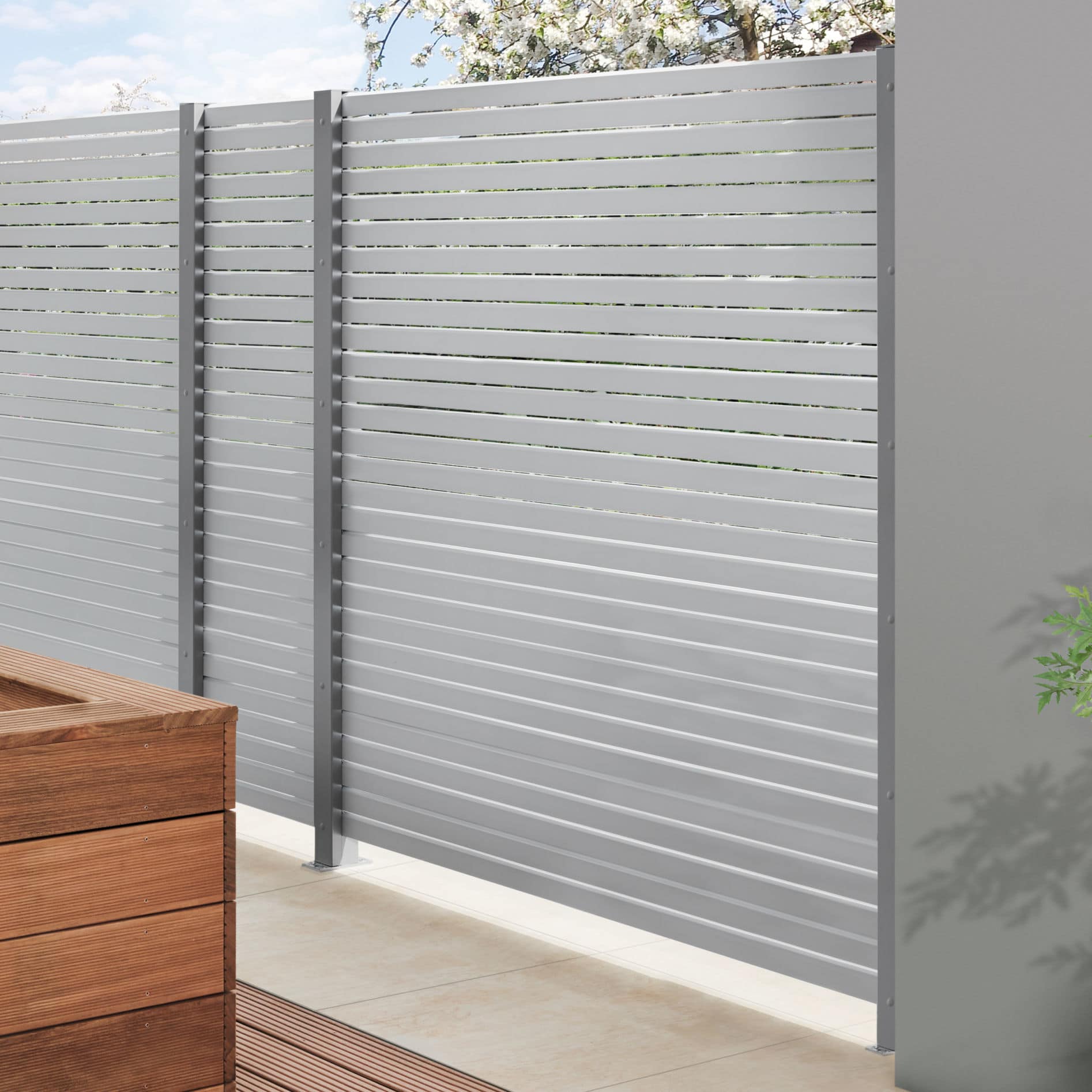 Clôture métallique grise moderne dans un jardin.