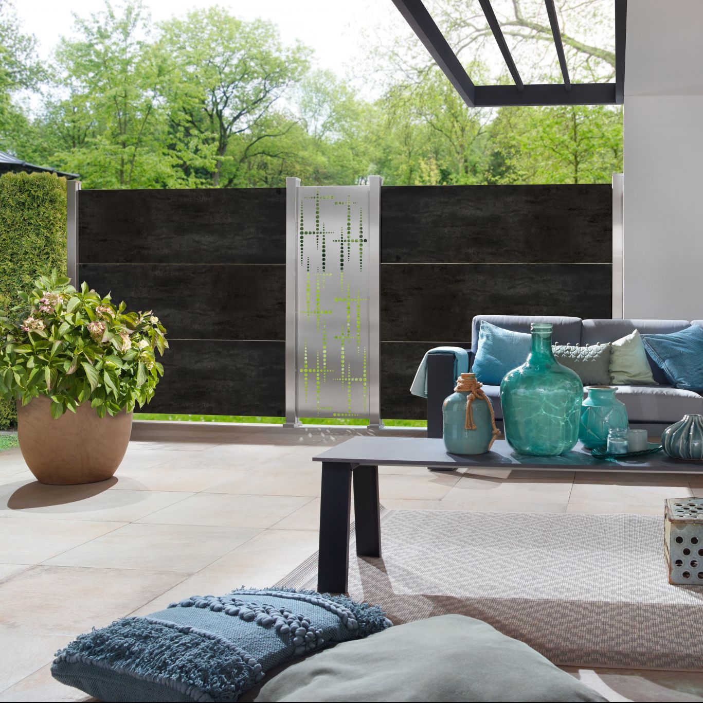 Terrasse moderne avec plantes et canapé confortable.