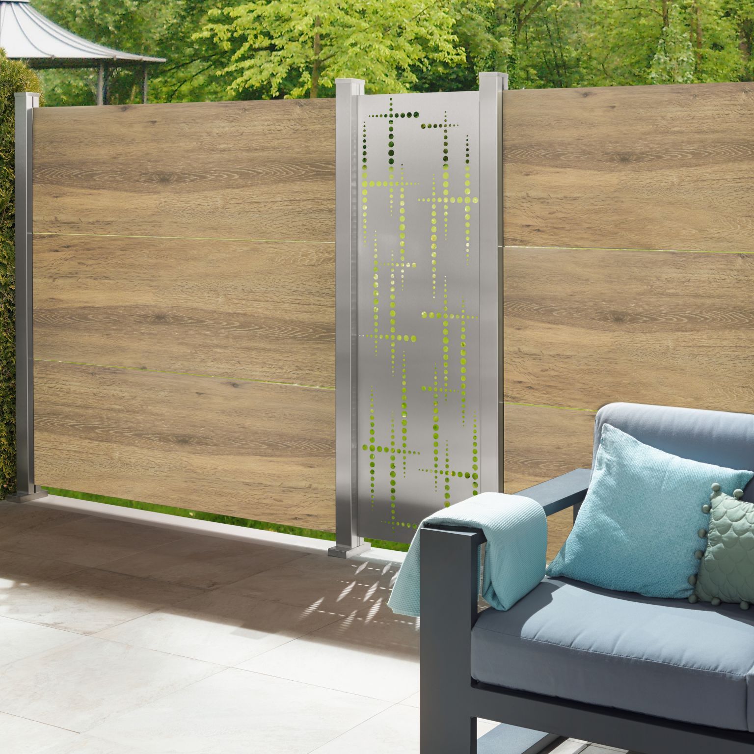 Jardin avec palissade en bois et métal design.