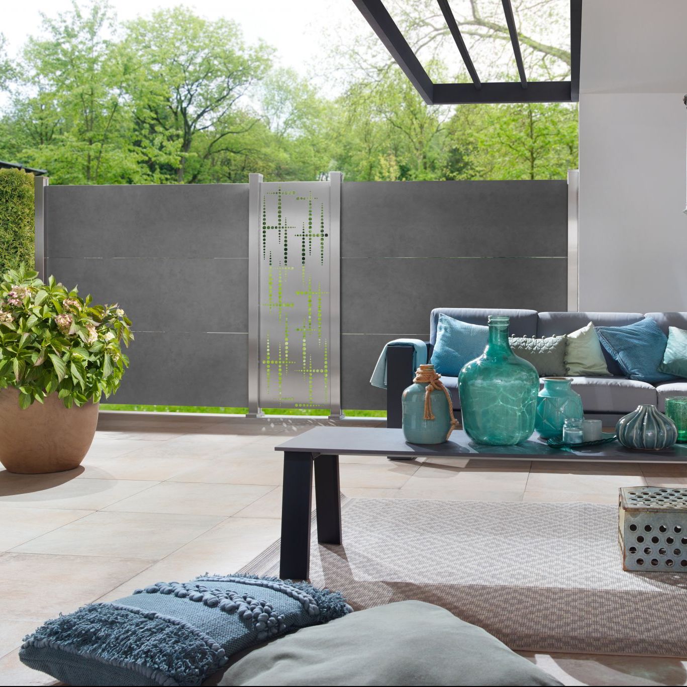 Terrasse moderne avec plantes et décoration bleue.