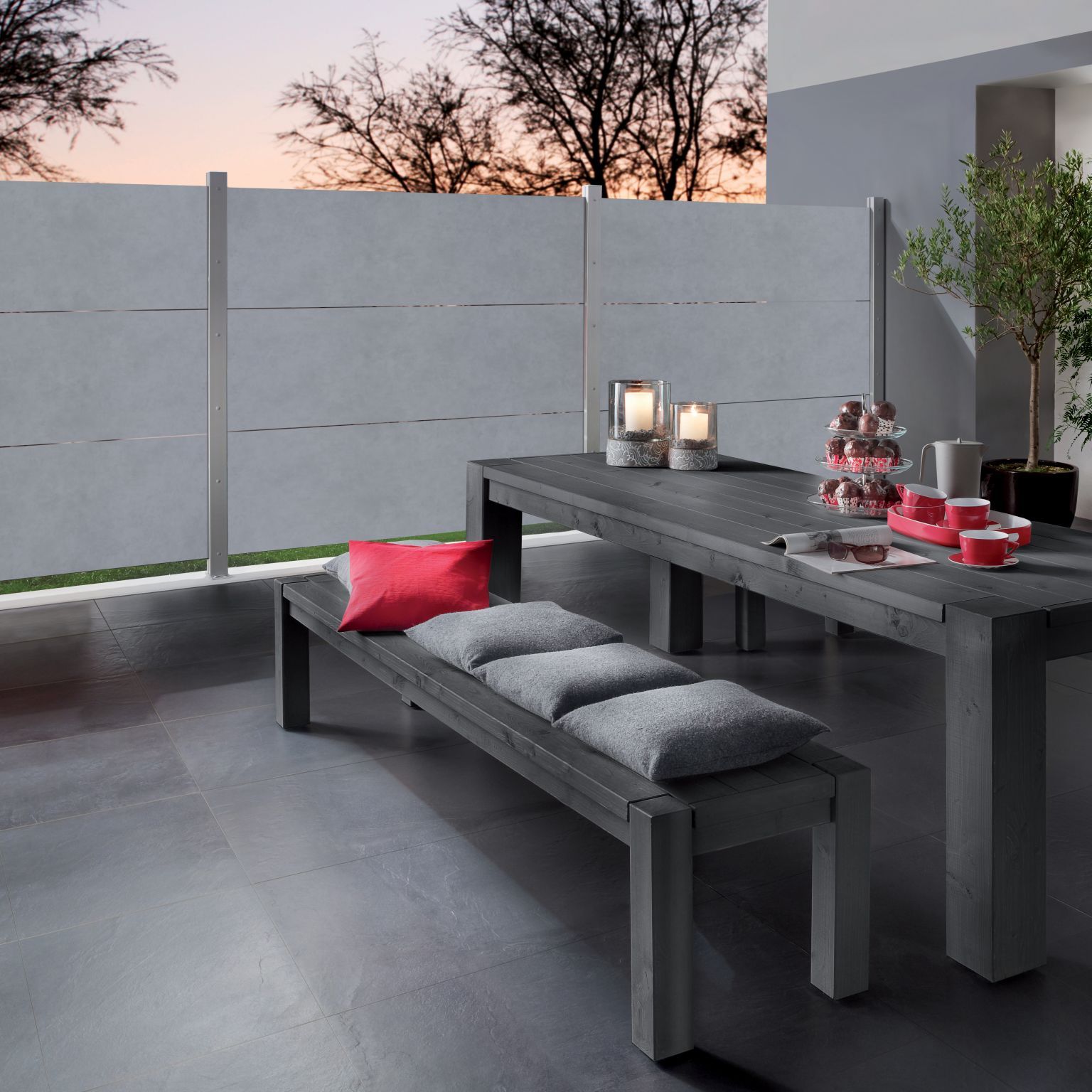 Terrasse moderne avec table et bancs en bois.