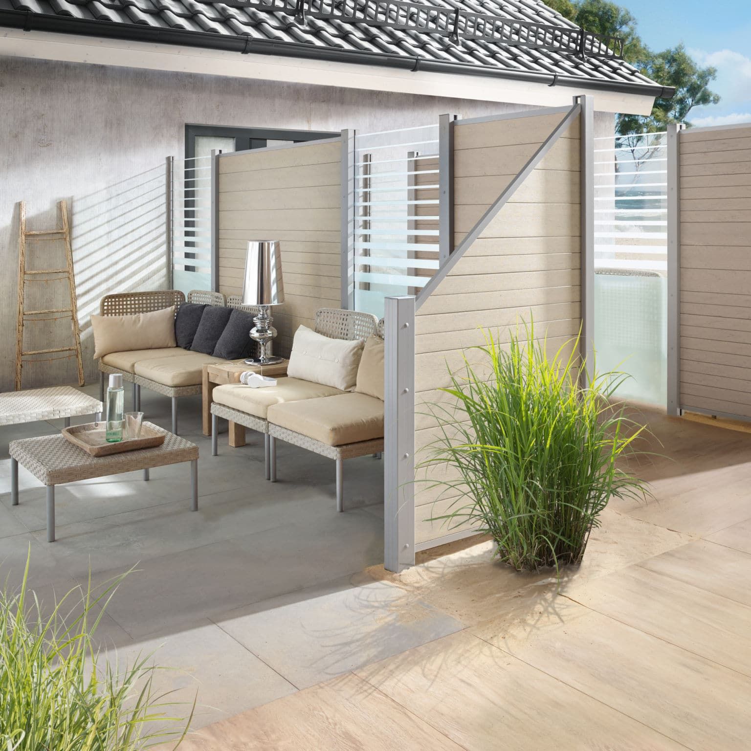 Terrasse moderne avec salon extérieur confortable.