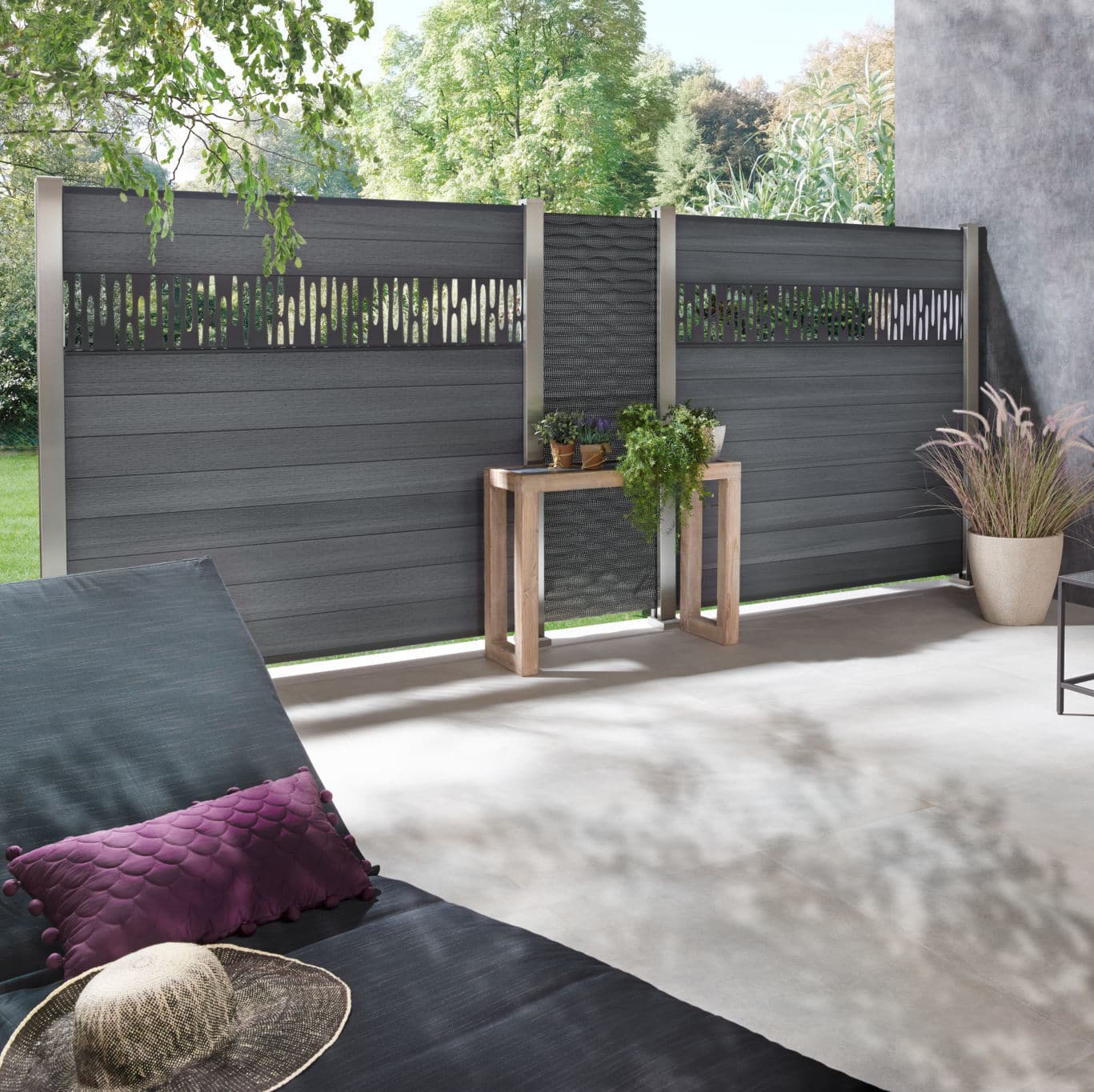 Terrasse avec clôture moderne et chaise longue.