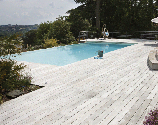Piscine moderne avec terrasse en bois.